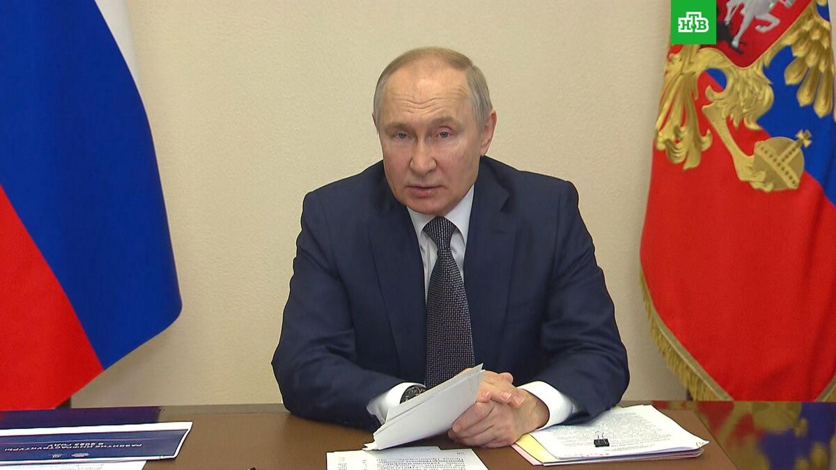    Путин поручил стимулировать занятость и рост реальных зарплат
