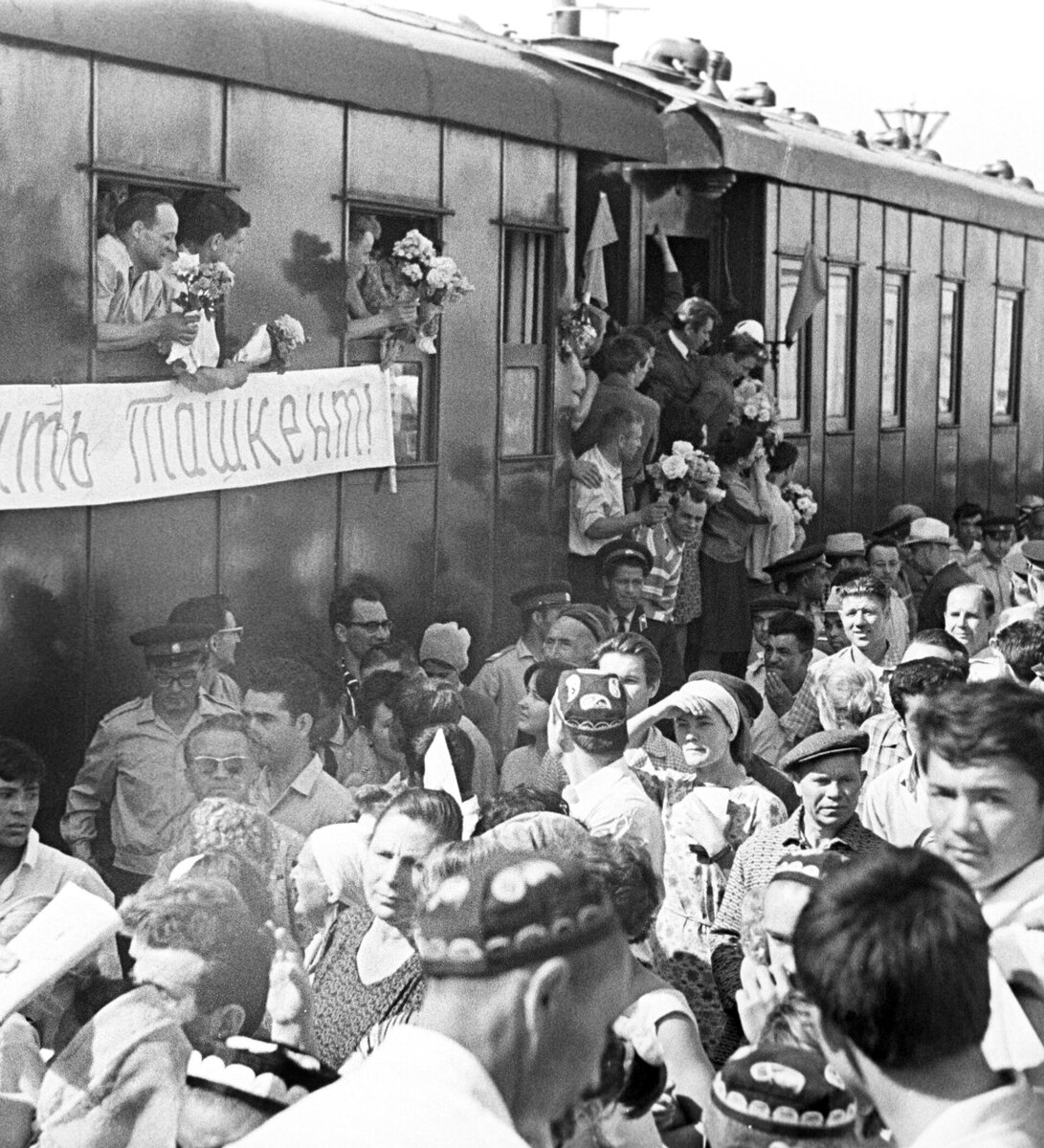 Фото из интернета. Поезда дружбы на восстановление Ташкента.