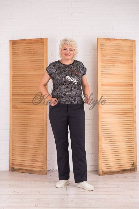 Классические однотонные брюки в спортивном стиле всегда смотрятся элегантно, и к ним легко подобрать нужный образ