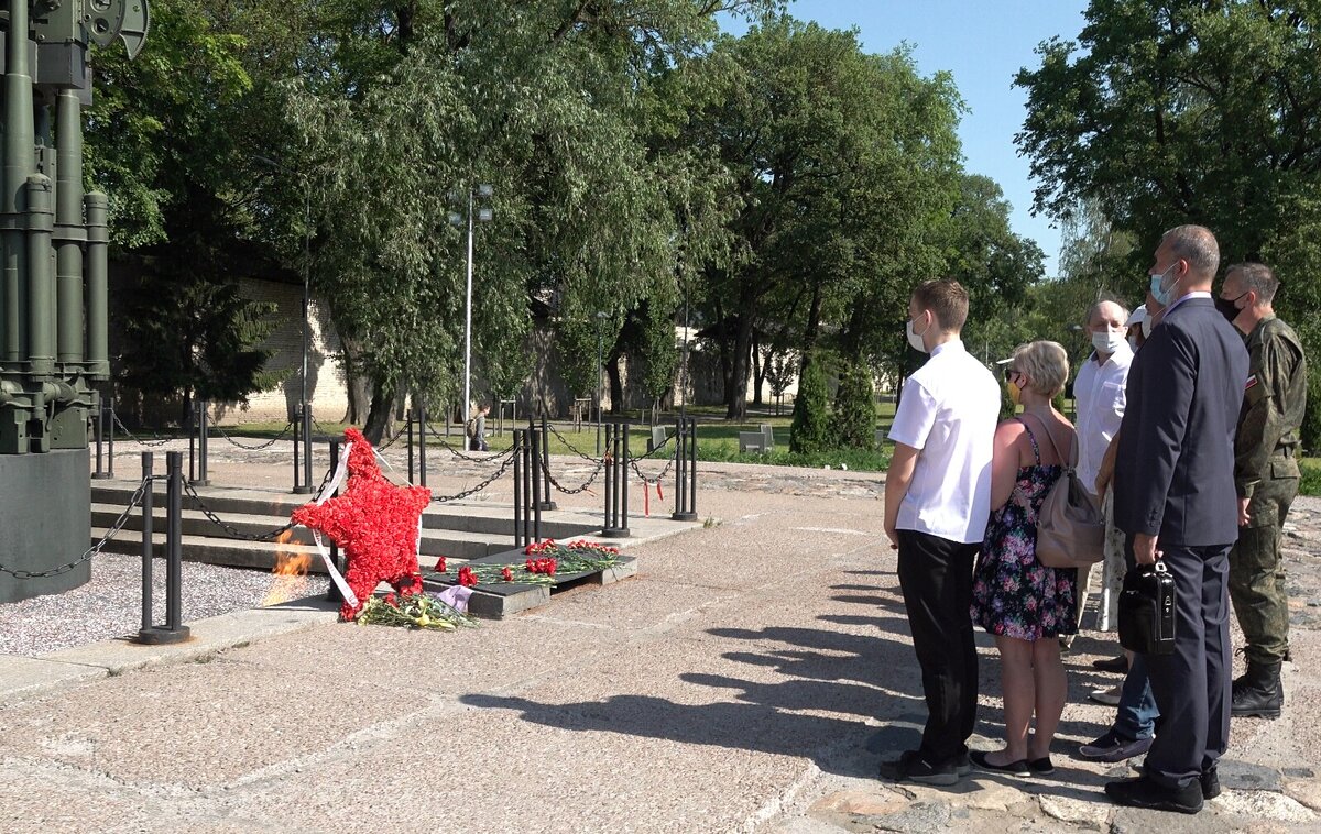 В центре Пскова, у вечного огня участники встречи возложили цветы и минутой   молчания почтили память всех павших в боях за Родину в Великой Отечественной войне.