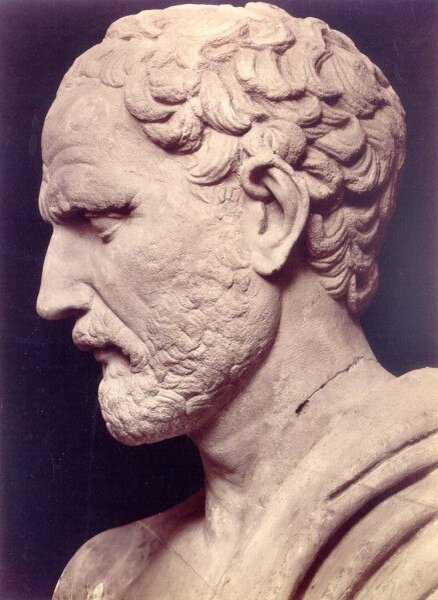 Типичная статуя античного грека. Согласитесь, есть небольшая разница с современными представителями этой страны.