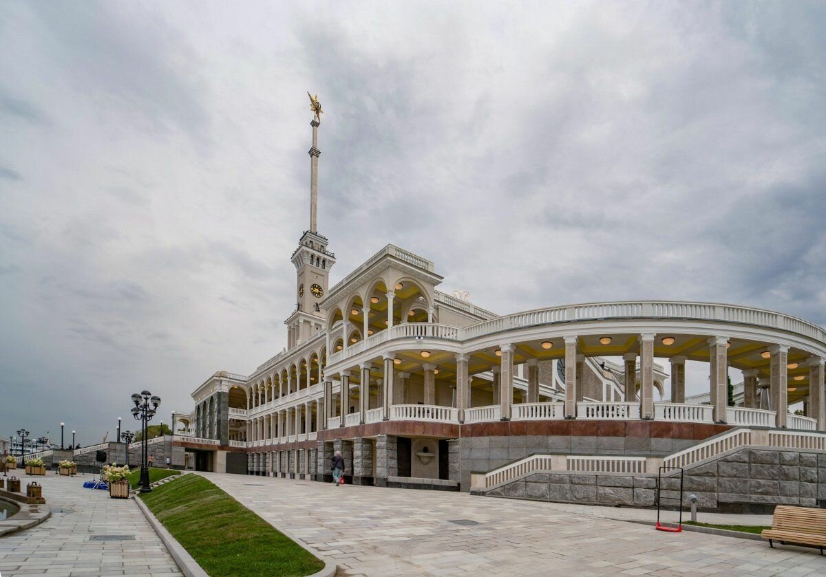 Северный речной вокзал был построен в 1933 для подтверждения статуса Москвы как "Порта пяти морей". Архитектор - Алексей Рухлядев. В здании прослеживаются элементы, делающие его схожим с венецианским "Дворцом дожей". Наряду с "семью сестрами", Северный речной вокзал - одно из самых узнаваемых зданий сталинского периода в Москве