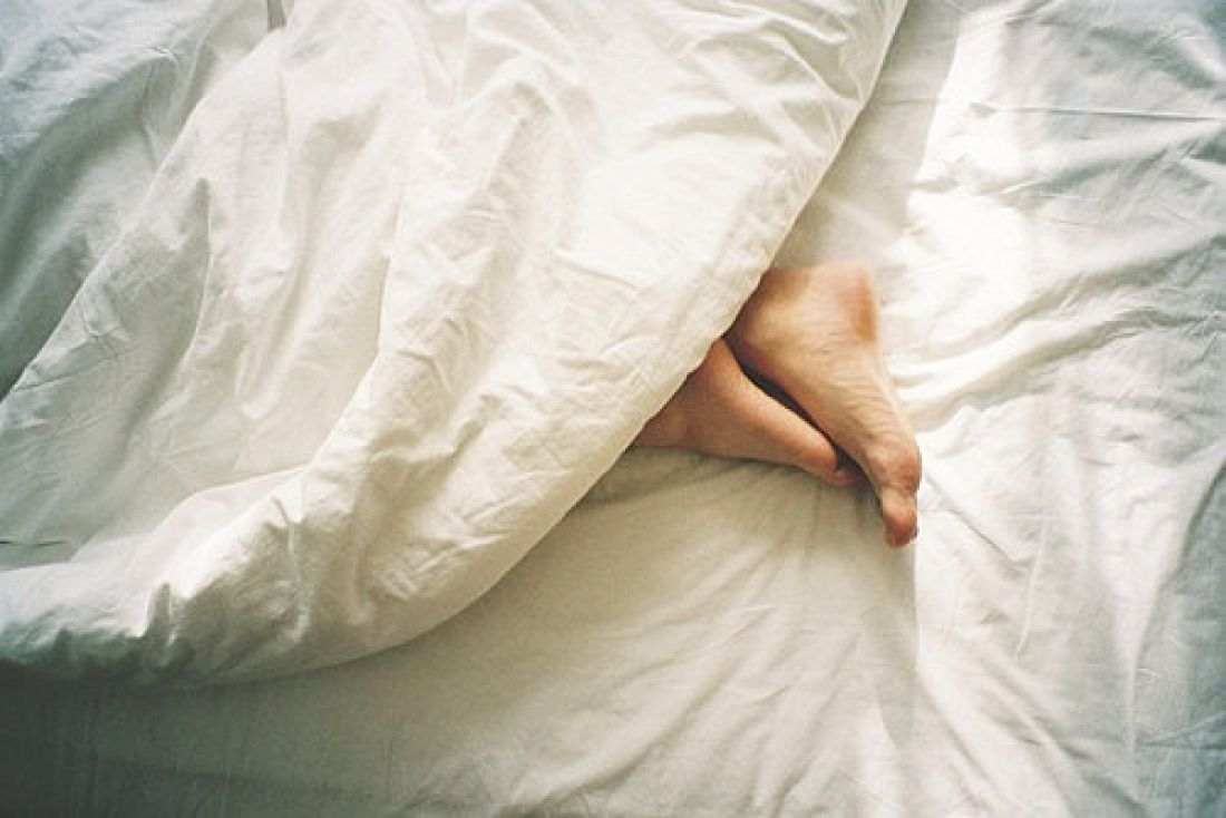 Однажды постель. Ноги на кровати. Ноги под одеялом. Из под одеяла. Человек под одеялом.