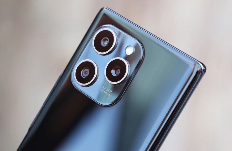Сзади Honor 60 SE выглядит почти так же, как iPhone 13 Pro