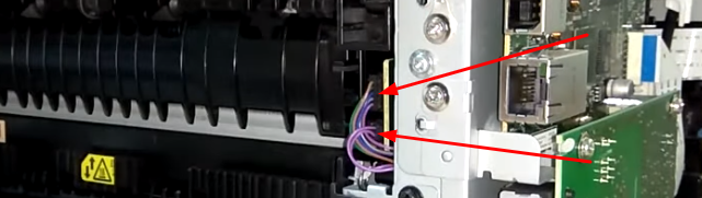 Два разъема под крышкой, которые необходимо аккуратно отсоединить