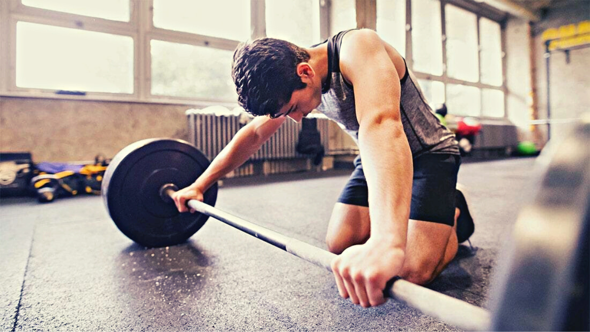 He went to the gym. Переутомление в спорте. Новичок в спортзале. Мужчина занимается спортом. Люди в спортзале.