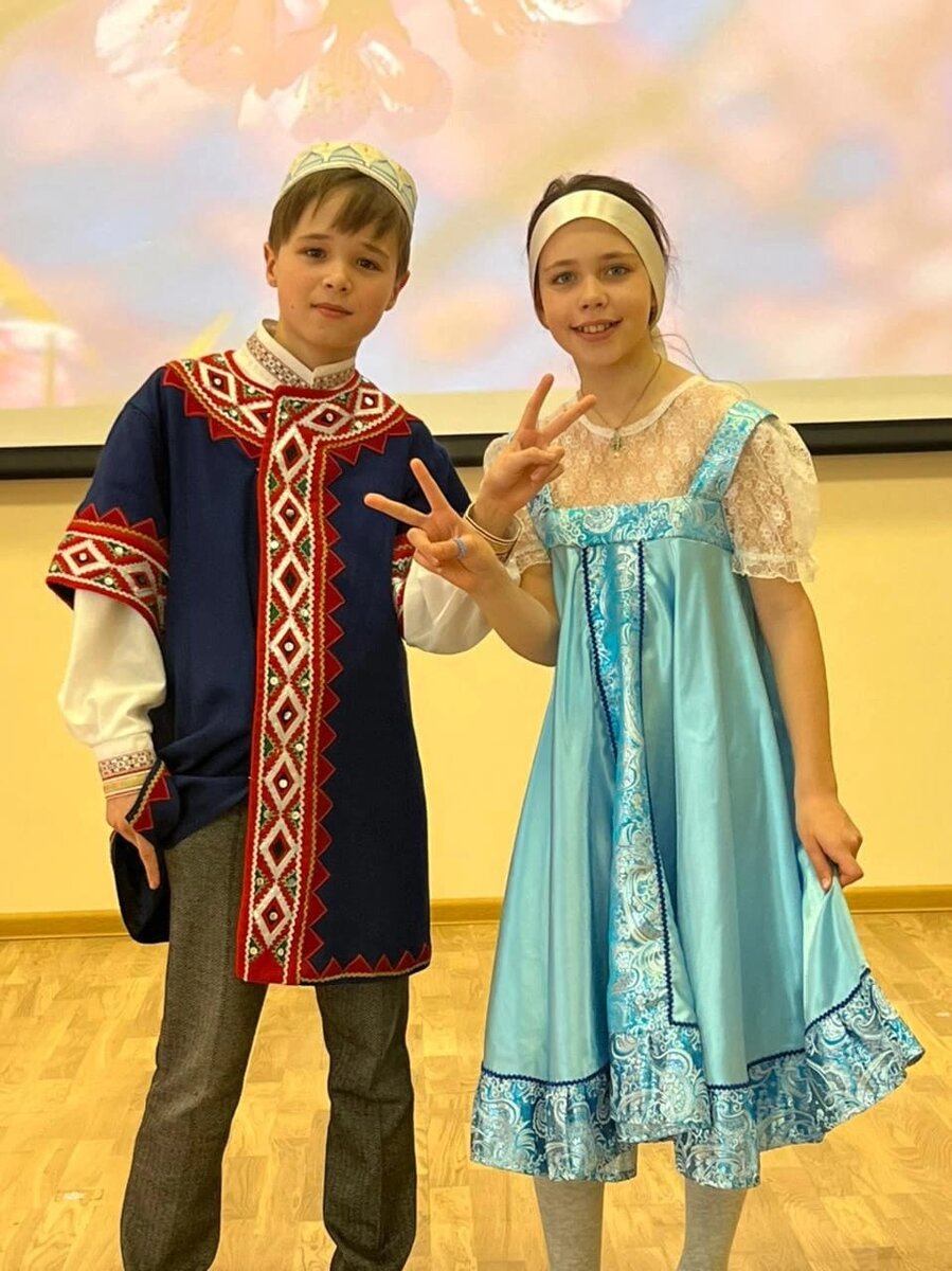 Ученики 4 класса на открытии декады начальных классов, посвященной Году культурного наследия народов России.
