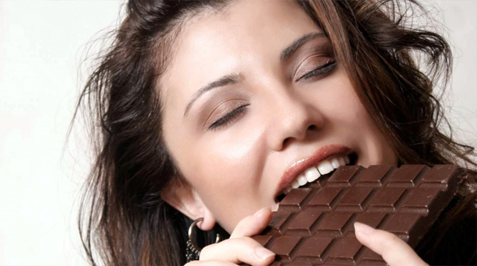 Есть шоколад на ночь. Женщина в шоколаде. Ест шоколад. Шоколадная девушка. Девушка ест шоколадку.