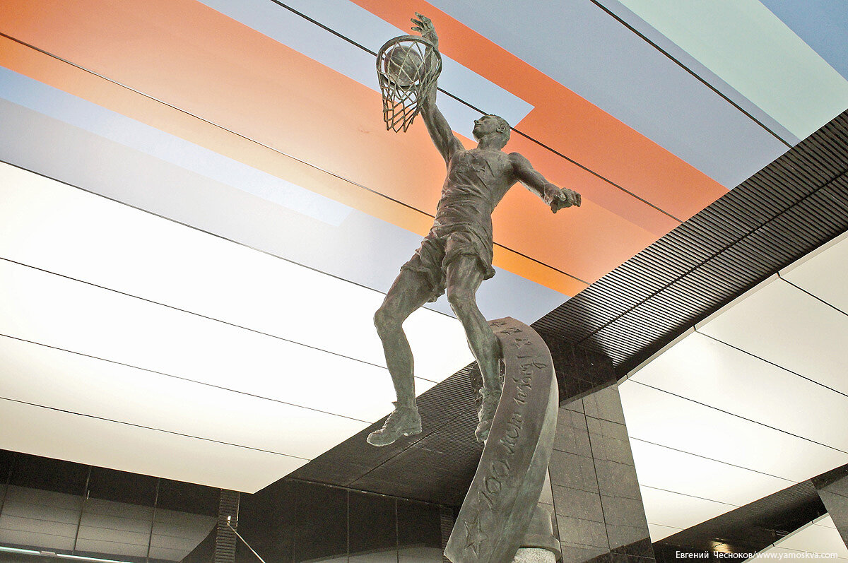Какие спортсмены украшают потолок станции цска. Станция ЦСК скульптуры. Скульптура на Ходынском поле. Скульптура «нет ядерной войне!». Памятник на Ходынском поле летчику.