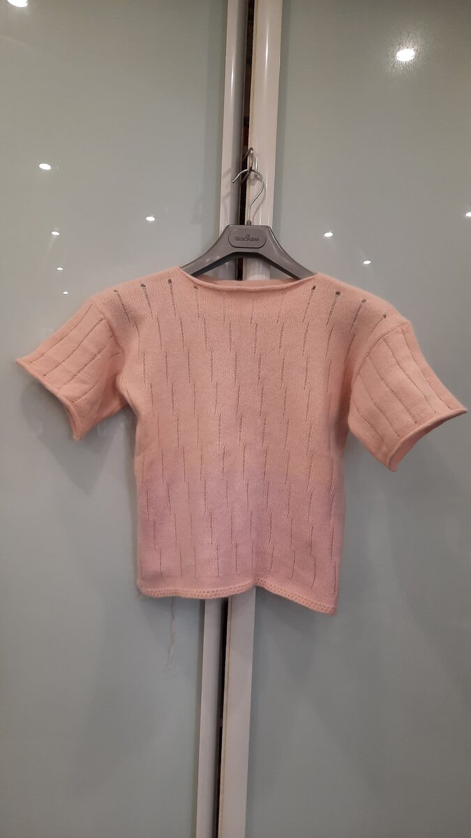 Мой первый свитер на вязальной машине, который ни разу так и не надела его... До сих пор лежит не распущенный, как немой укор и напоминание того, что нельзя торопиться и несерьёзно подходить к вязальной машине. Даже если ты умеешь вязать спицами. Это разные понятия.