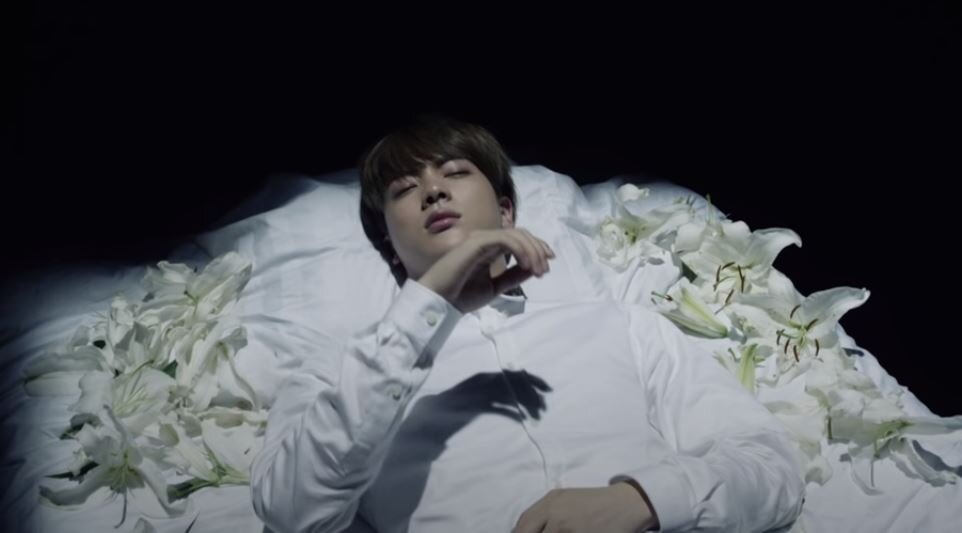 Песня i need u. Jin i need you. Тэхен плачет под одеялом. BTS I need u. BTS I need u no face foto