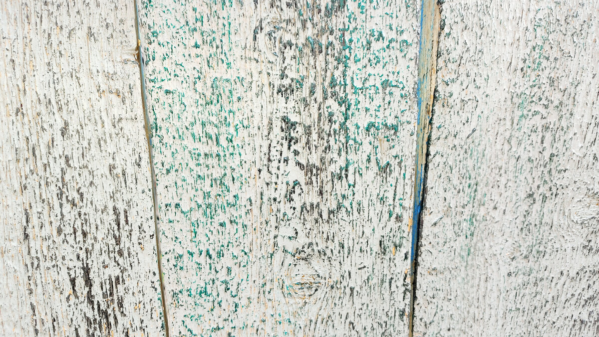 Забор, "испачканный" зеленой и черной красками