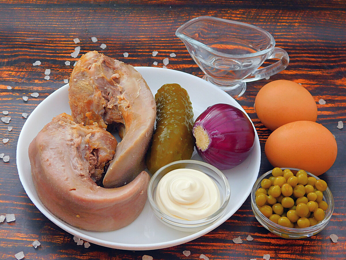 Ингредиенты для приготовления салата с языком и соленым огурцом