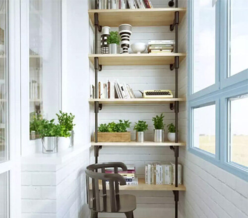 Пример размещения стеллажа на балконе: фото с сайта repairstyling.com