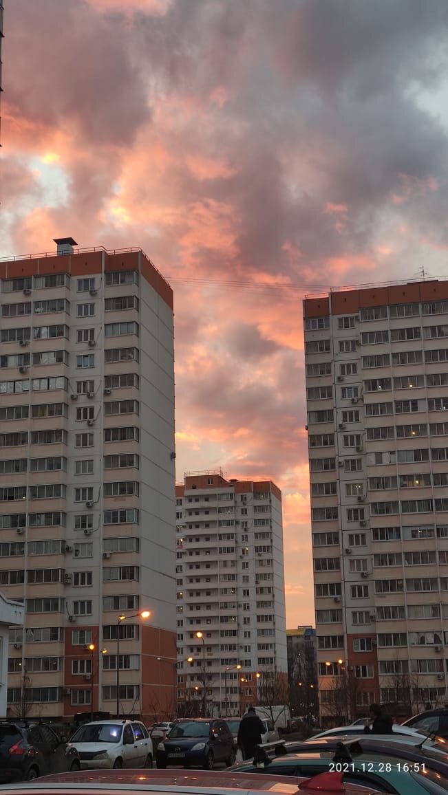 Наверное красивый закат, но высотки в тесноте не дают возможности обратить на него внимания.