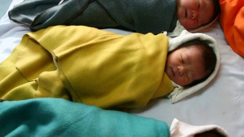 Медсестра успокаивает ребёнка в детской больнице города Синин провинции Цинхай. Больницы в провинции Хэнань размещают объявления о продаже нежелательных детей, согласно сообщению Китайского национального радио. (Getty Images) 