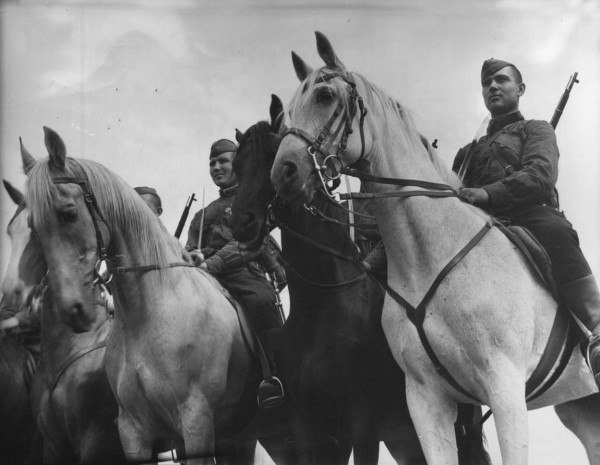 Советские кавалеристы. Фотограф: Маргарет Бурк-Уайт. Источник: открытый доступ.
