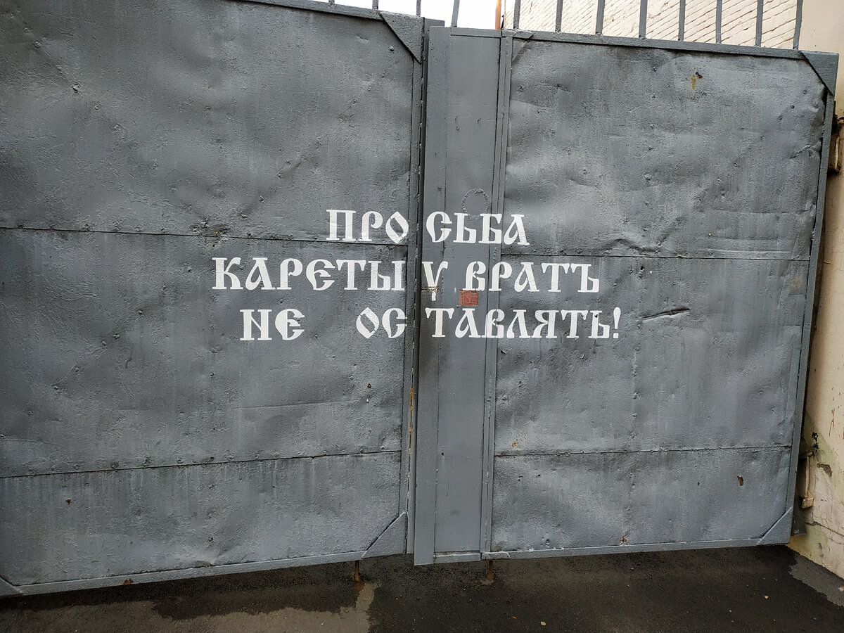 Весь двор заставлен автомобилями. Ну и хорошо, цени прогресс | Все со  смыслом | Дзен