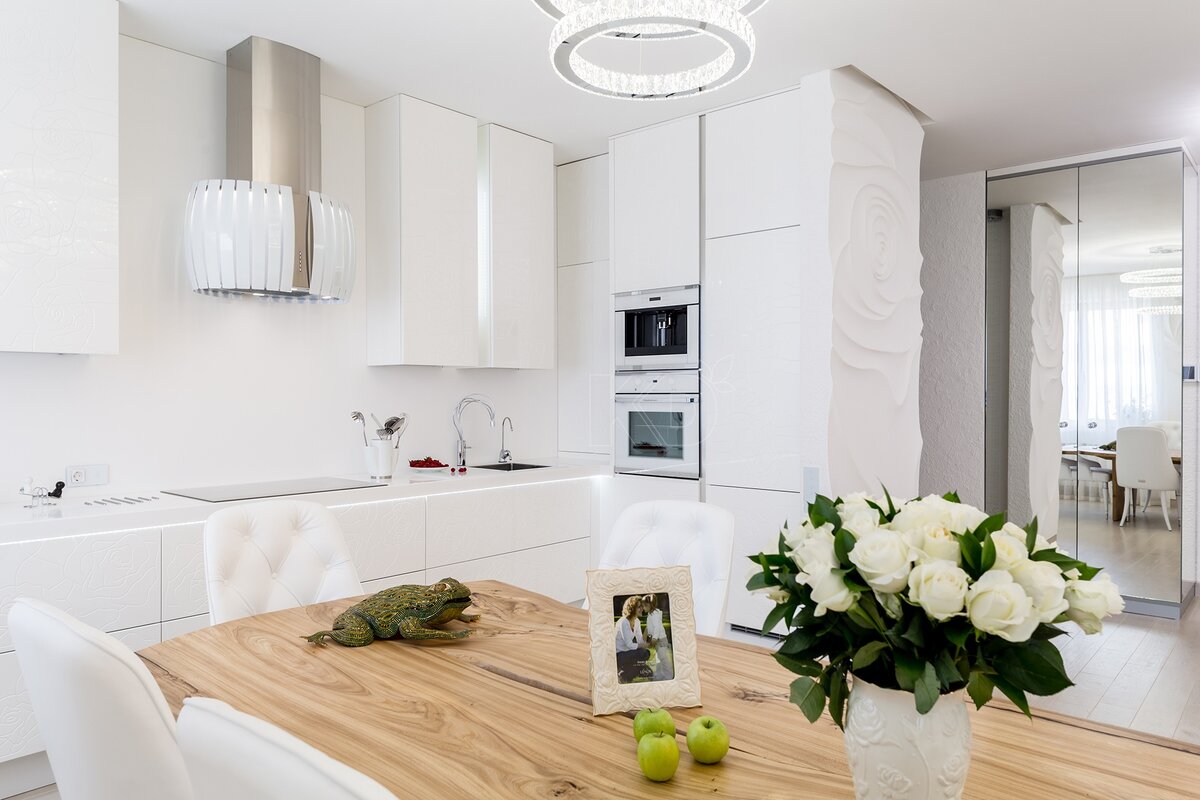 Стильный кухонный гарнитур с фрезерованными фасадами