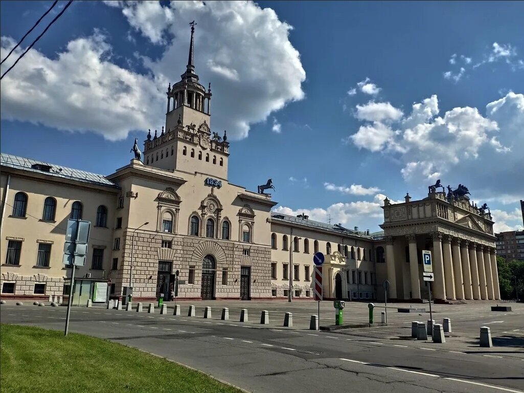 Беговая беседка Центрального Московского ипподрома (Яндекс картинки)