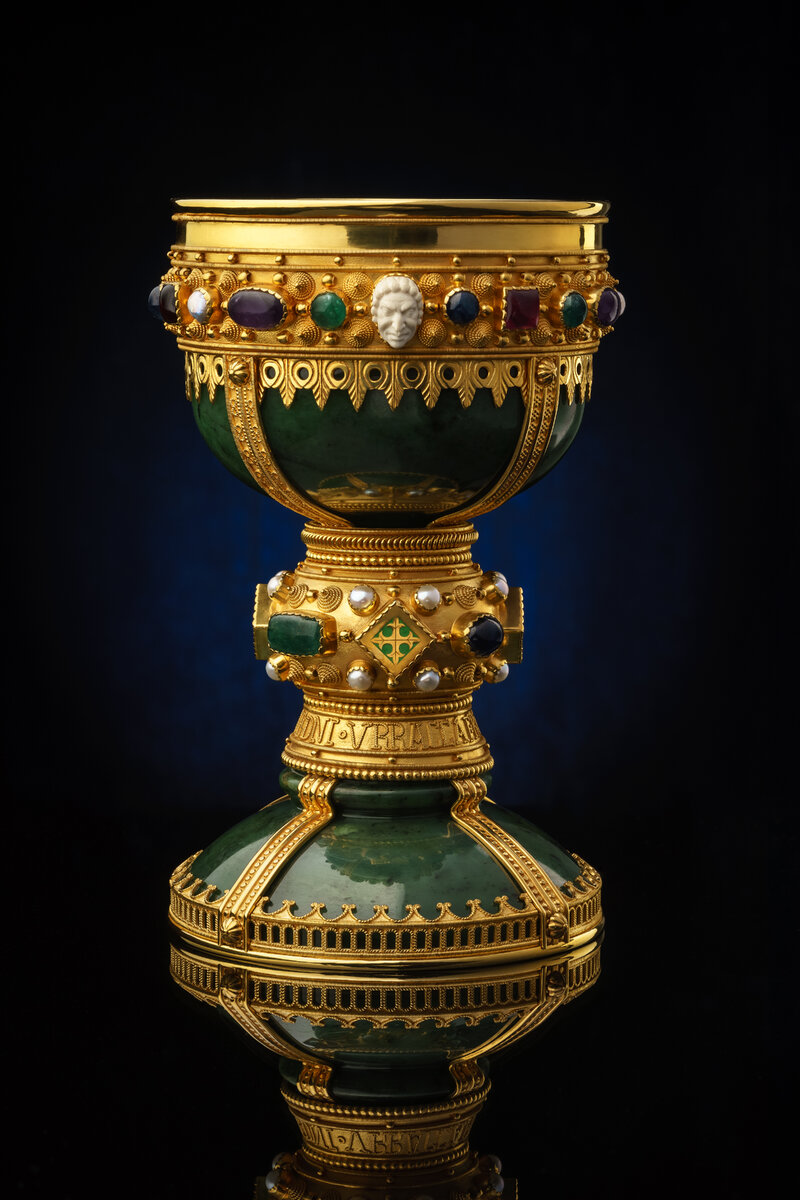 Техника изготовления: дифовка, выпиловка, чеканка, гравировка, волочение, пайка, канфарение, полировка, резьба по камню,  резьба по кости, золочение