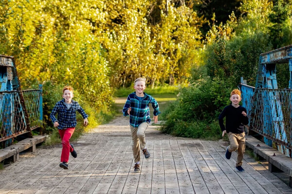     Трое подростков спасли малыша, который бродил по улицам в подгузнике