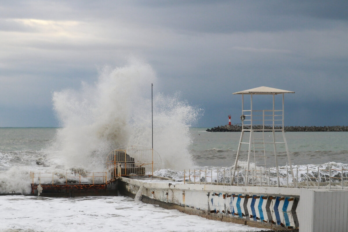 Шторм в Сочи - не шутки. Фото автора