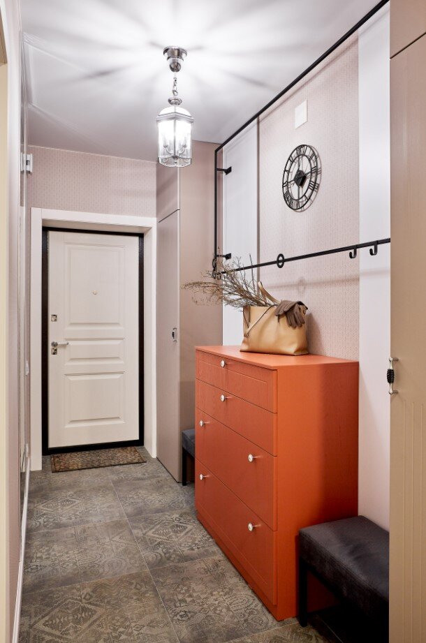 Помимо традиционных вертикальных, дизайнеры придумали еще много иных компактных штанг для одежды. 