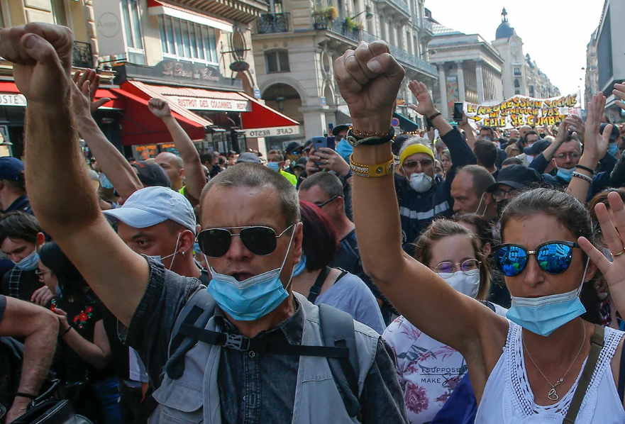 Французский против. Люди на улице. Злой француз. Демонстрации в России. Французы протестуют.