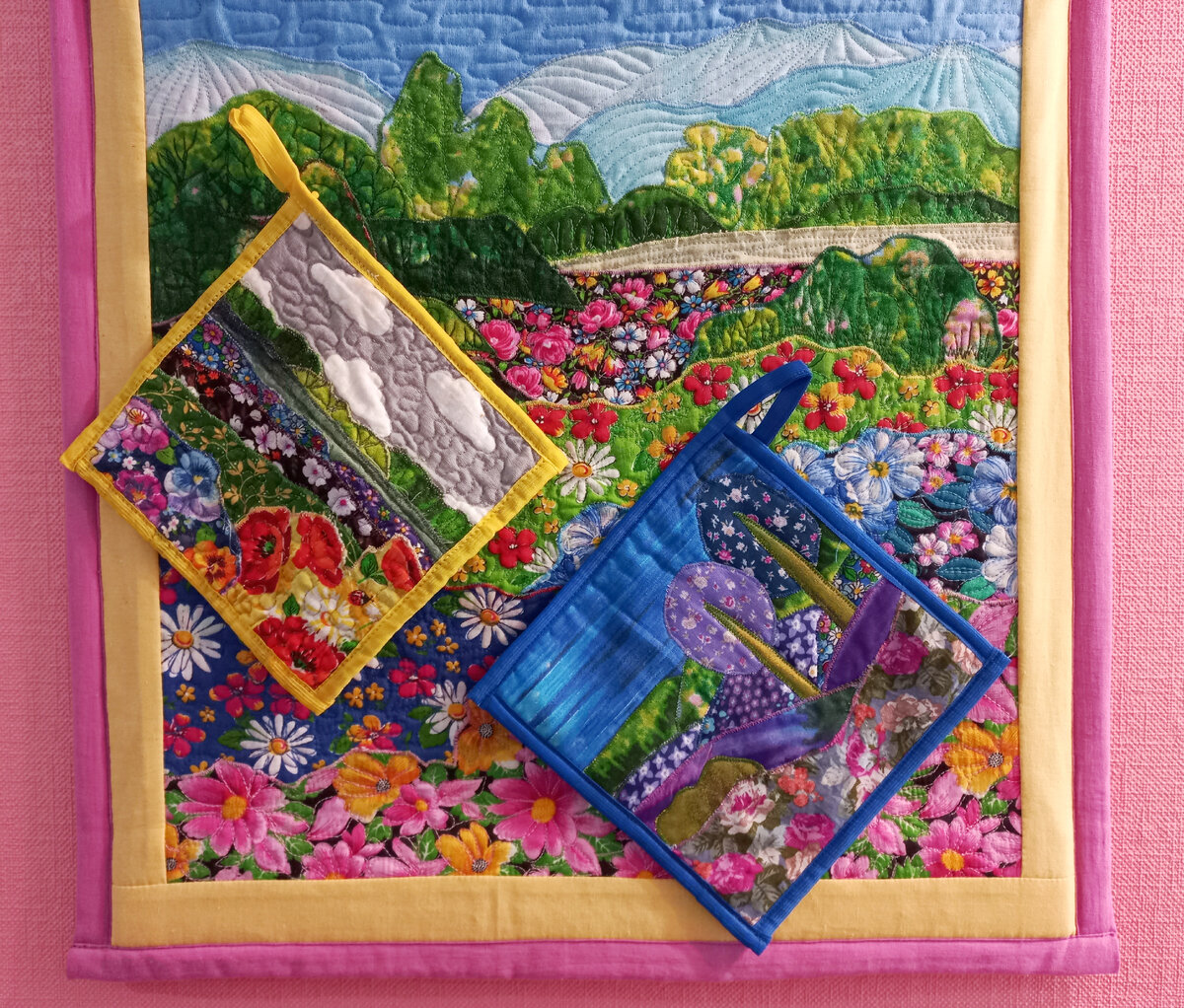 Мои лоскутные прихватки на лоскутной картине - фото для примера