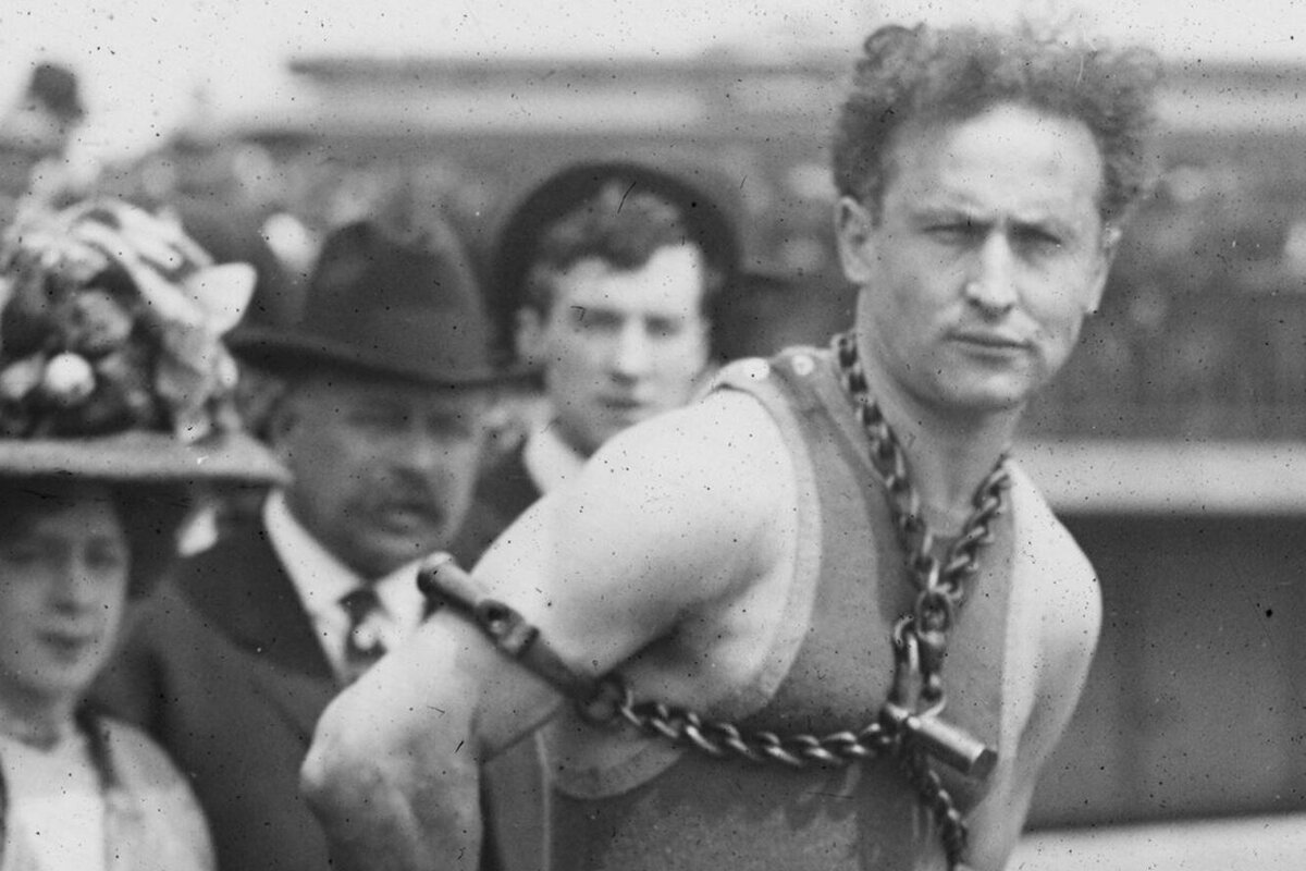 Великий гудини. Гарри Гудини рост. Гарри Гудини молодой. Молодой Гарри Гудини фильм 1987. Гудини фокусник смерть.