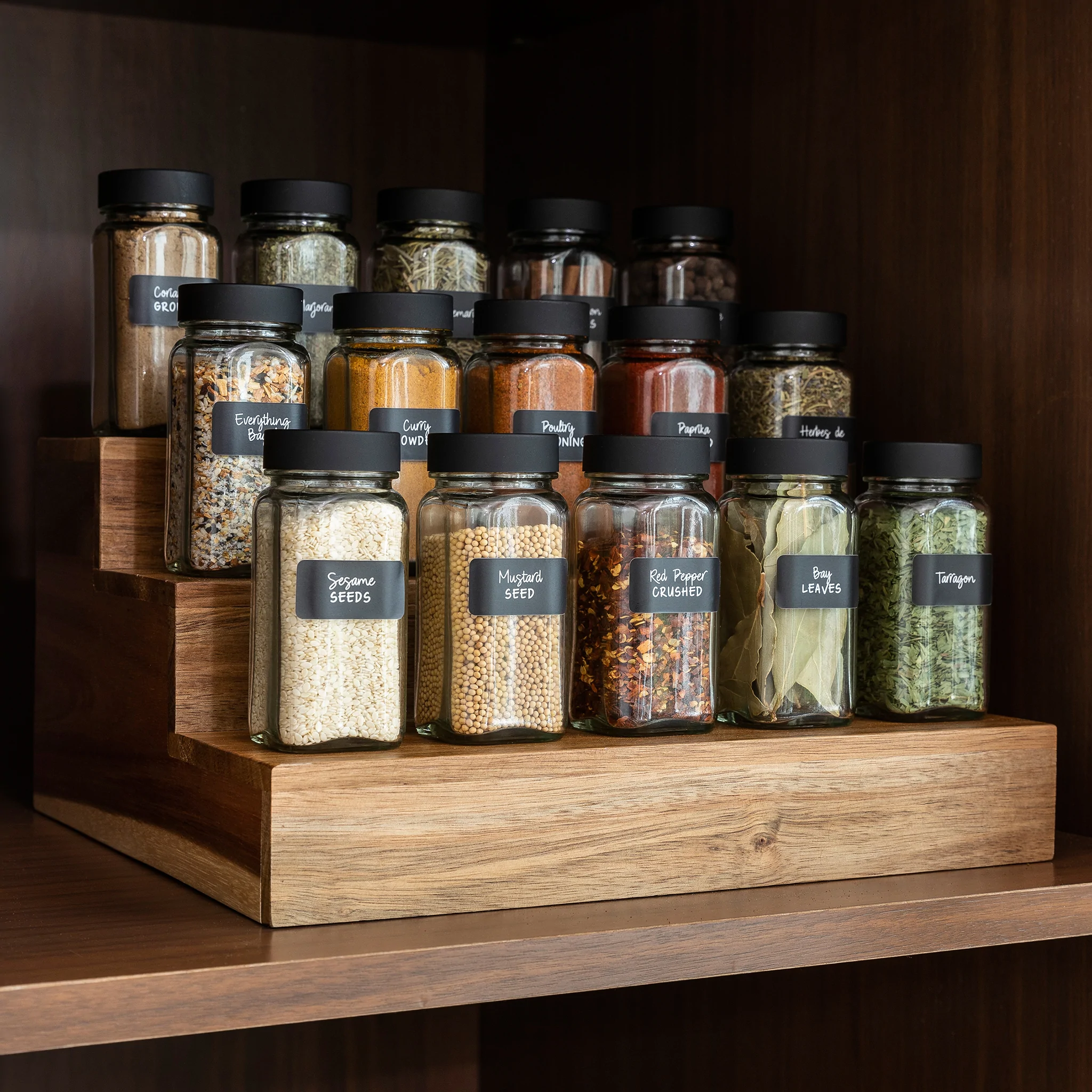 Специи в кухонном шкафу 