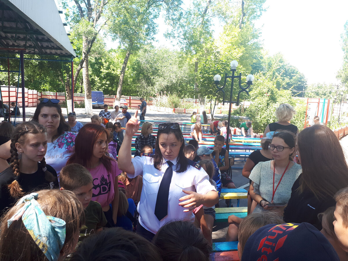 занятие с детьми в детском оздоровительном лагере