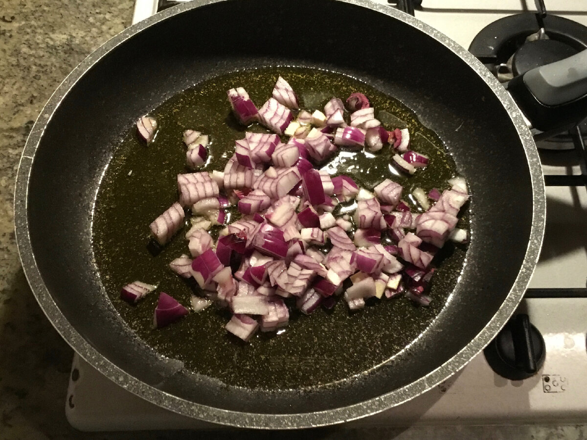 Потом приготовить томатный соус: слегка обжарить луковицу, добавить измельчённый зубчик чеснока и дать еще пару минут. Влить томатную пульпу или томат, разведённый водой или свежие, натертые на тёрке помидоры и потушить все вместе, чтобы соус загустел. Так как я использовала пульпу, которая уже хорошей консистенции, то я тушила всего минут 10. 