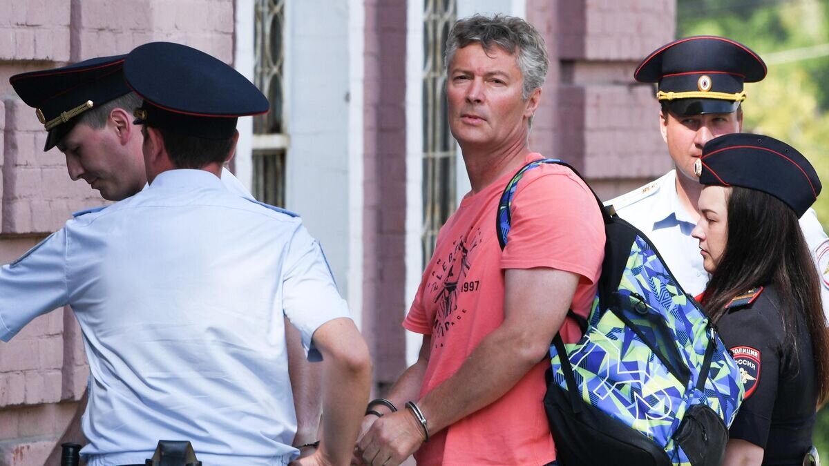    Бывший мэр Екатеринбурга Евгений Ройзман у здания Верх-Исетского районного суда© РИА Новости / Владимир Подоксенов