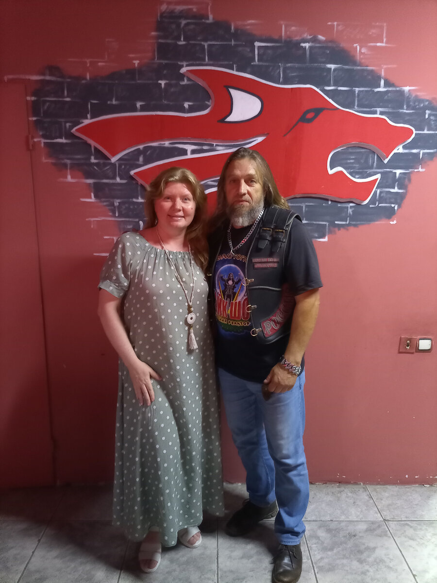 Фото с ночным волком Витей и в том самом платье)))