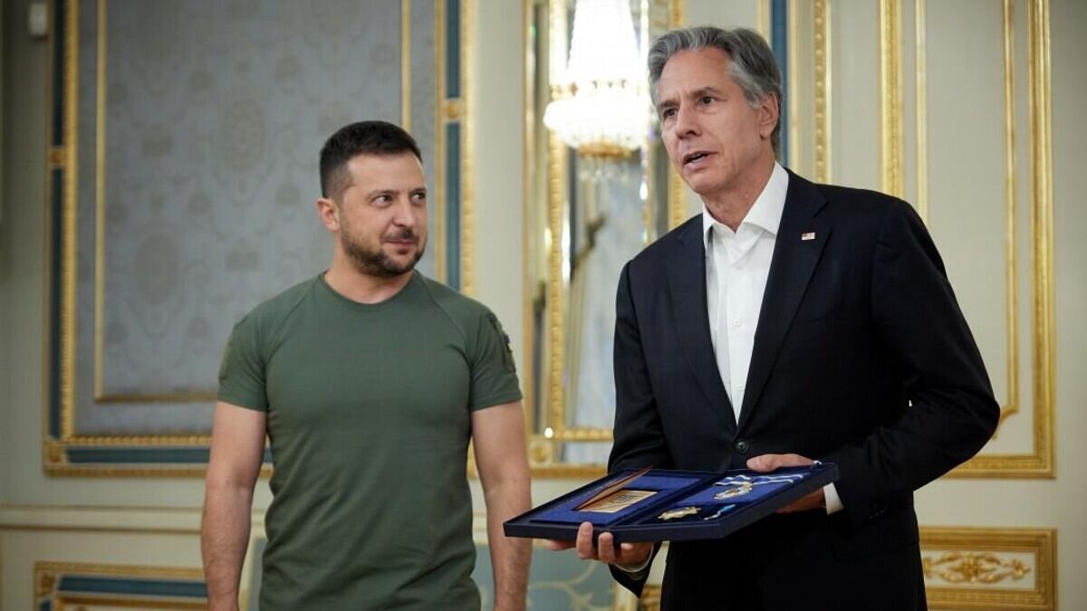    Владимир Зеленский вручил госсекретарю США Энтони Блинкену орден Ярослава Мудрого третьей степени, CC BY 4.0 / The Presidential Office of Ukraine / Meeting of the President of Ukraine with the US Secretary of State