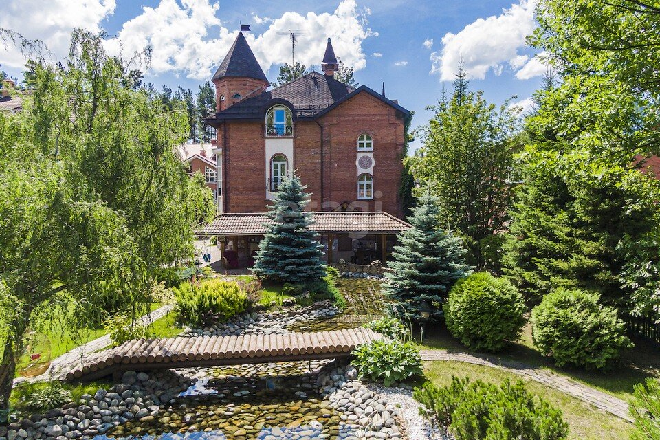     Площадь коттеджа 600 квадратов. Фото: Этажи