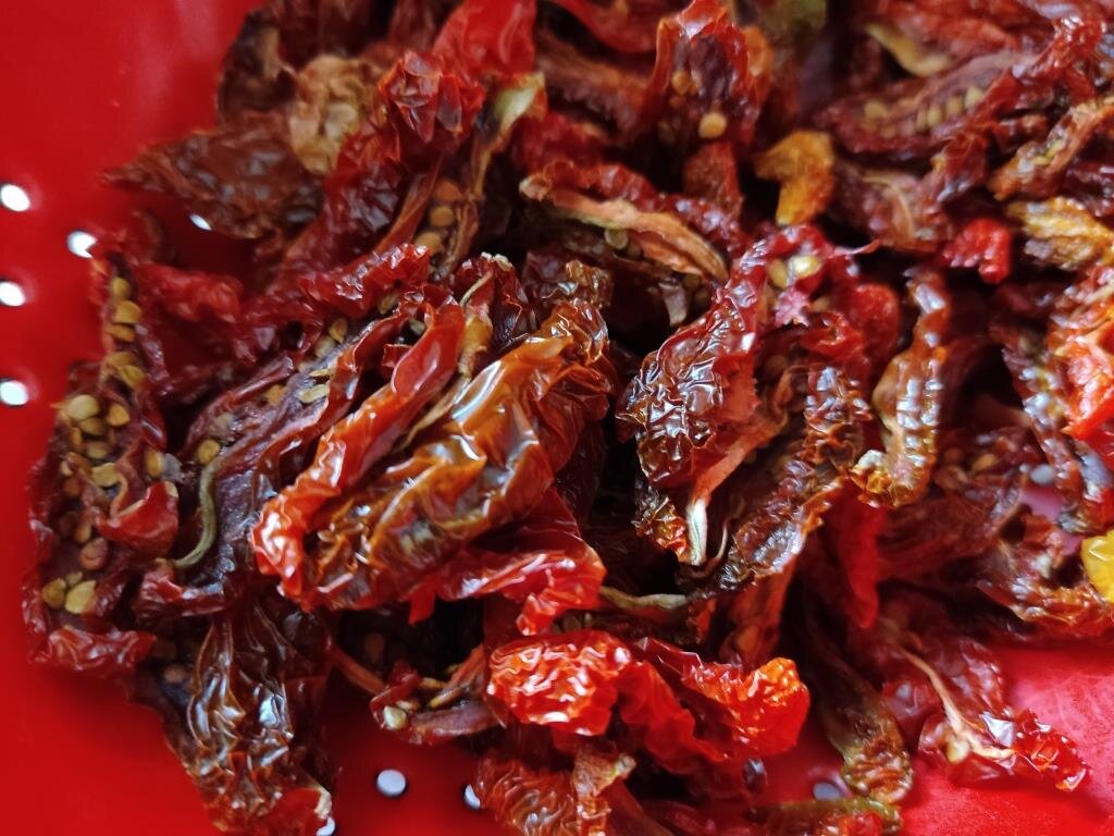 Так выглядят сушеные помидоры.