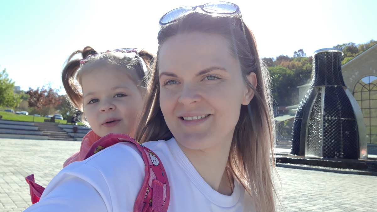 Фонтан в виде бутылки игристого на площади у входа на завод