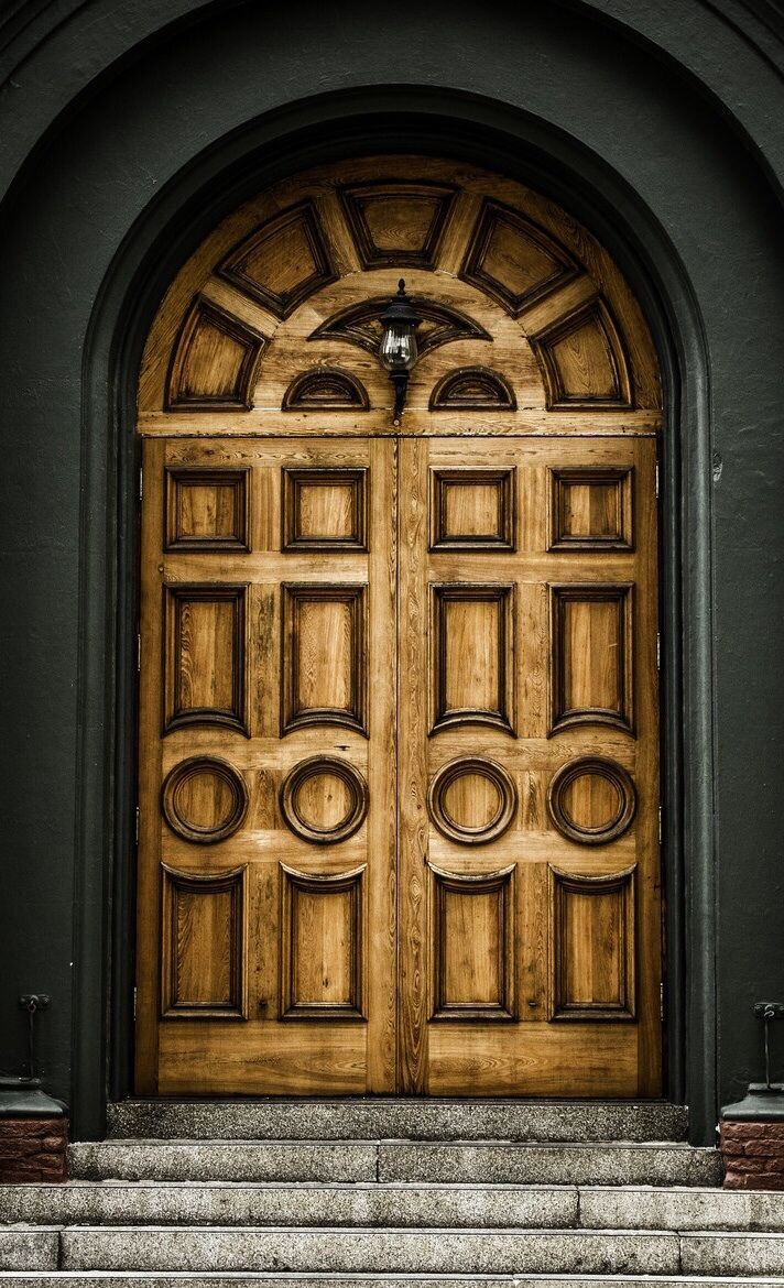 picture from free access закрытая дверь