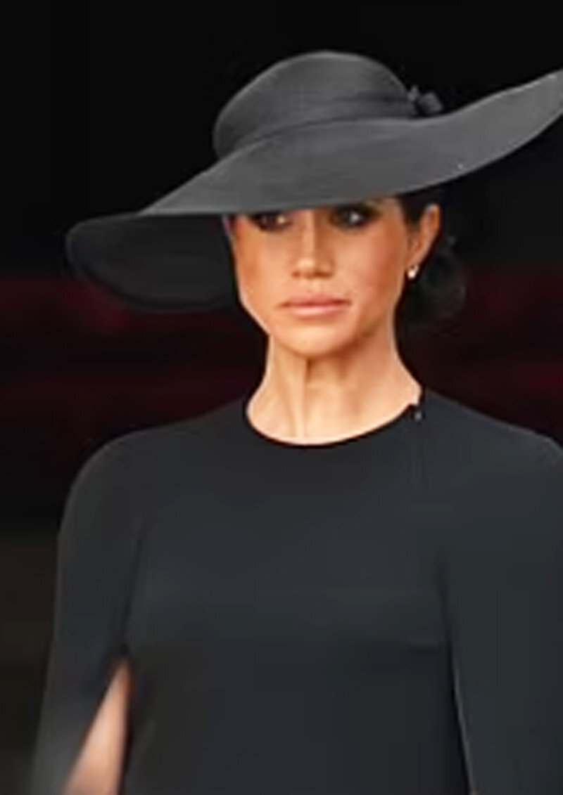    Меган Маркл на похоронах королевы Елизаветы IIКадр из видео