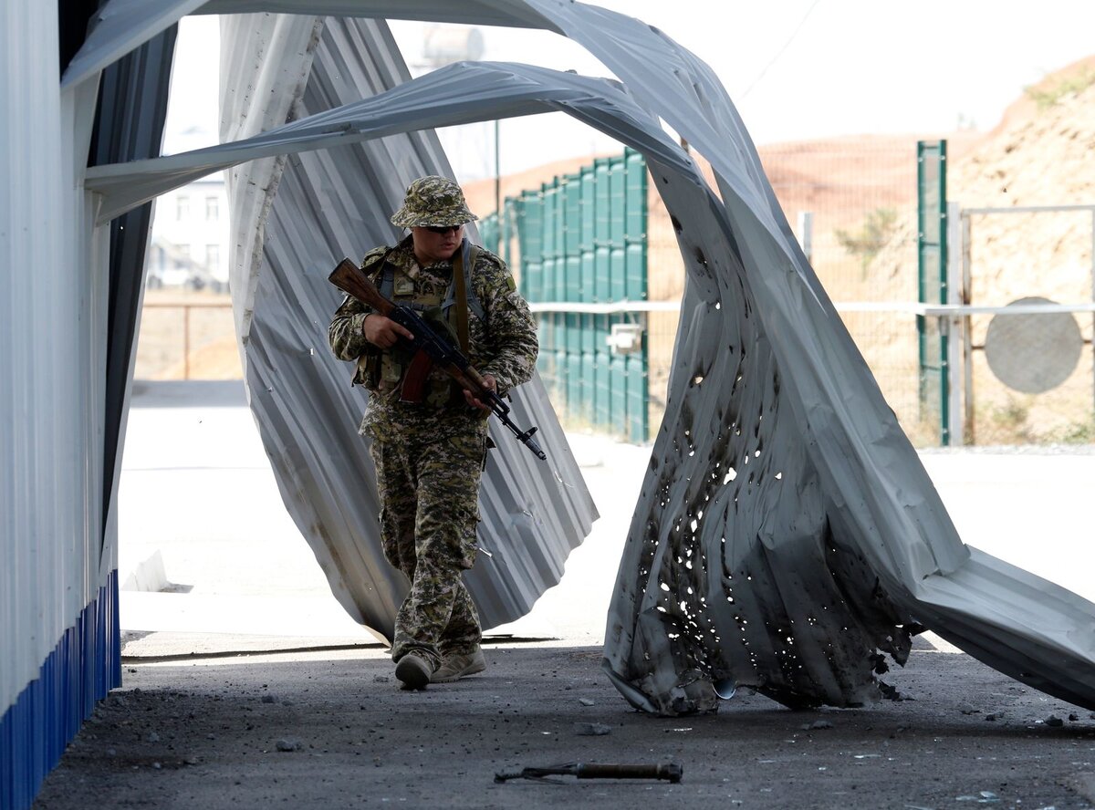 Kirgisischer Soldat nahe der Grenze mit Tadschikistan Foto: IGOR KOVALENKO / EPA