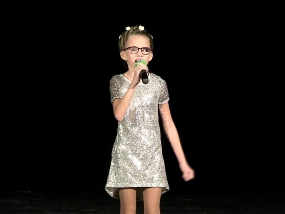     Даша с раннего детства любила петь и блистать на сцене  Предоставлено "Комсомолке"