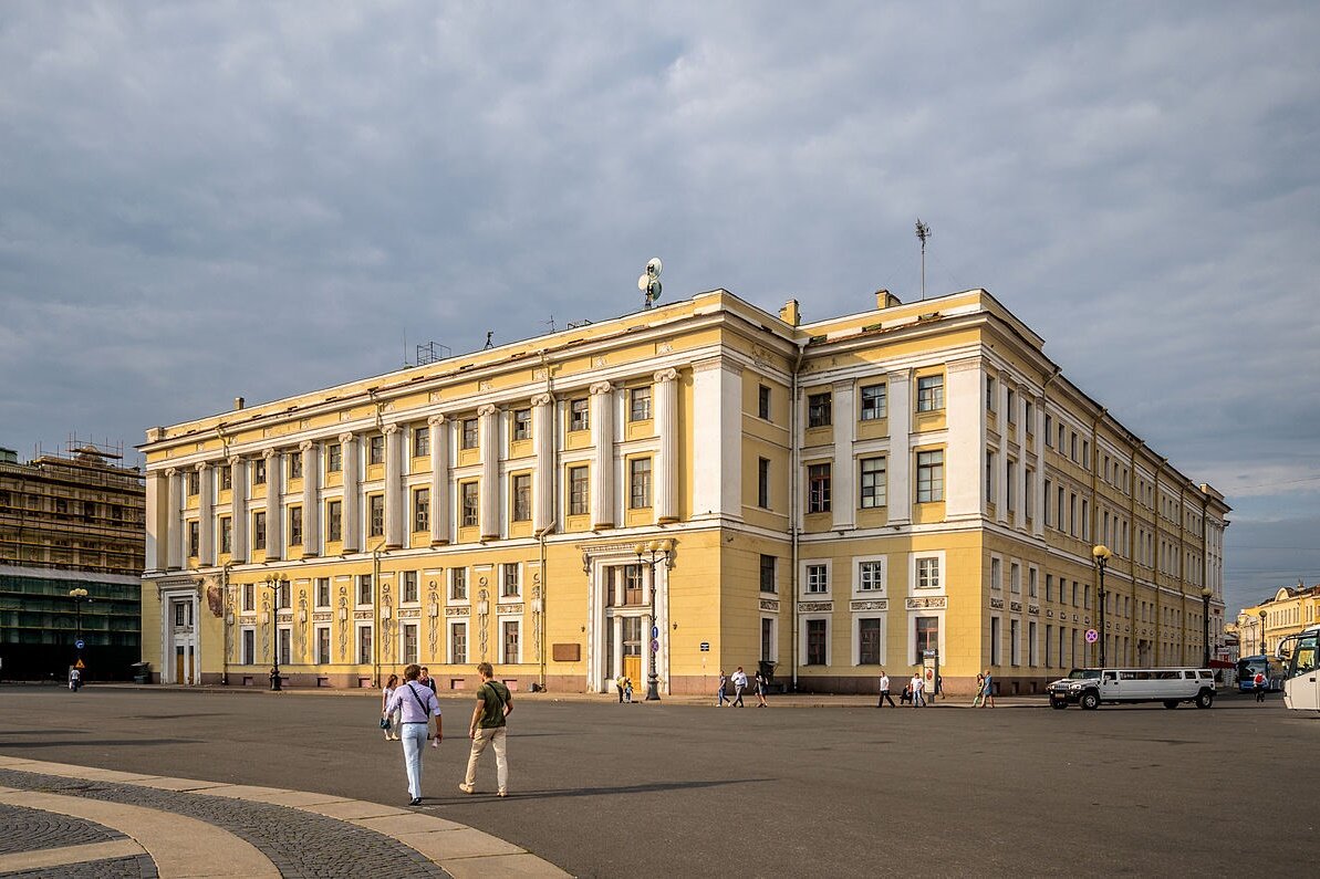 Корпуса спб. Дворцовая площадь штаб гвардейского корпуса. Штаб гвардейского корпуса в Санкт-Петербурге. Здание штаба гвардейского корпуса в Санкт-Петербурге. Здание штаба гвардейского корпуса на Дворцовой площади.