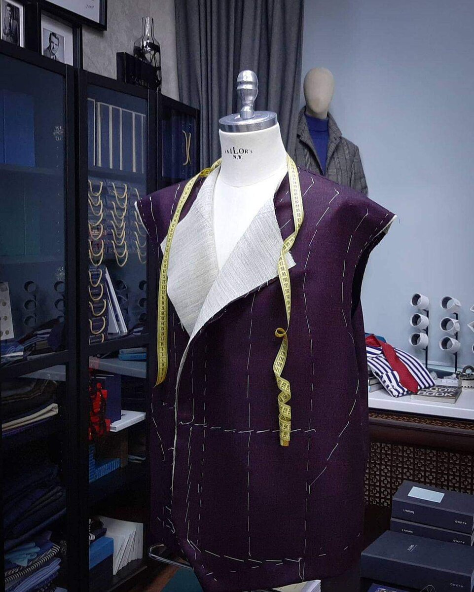 Пиджак с контрастными наметочными нитями в работе в ателье Bourbaki.