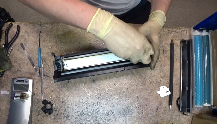 Фото 63. Вставили ось магнитного ролика в шестерню