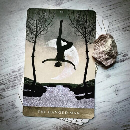 ДОБРЫЙ ДЕНЬ ВСЕМ ВАМ  ДОРОГИЕ ПОДПИСЧИКИ  Сегодня тема особенная .Прошлое не всегда тянет назад. В нем рассыпаны немногочисленные, но мощные пружины, которые, распрямляясь, толкают нас в будущее.таро оно живое и говорит о многом 