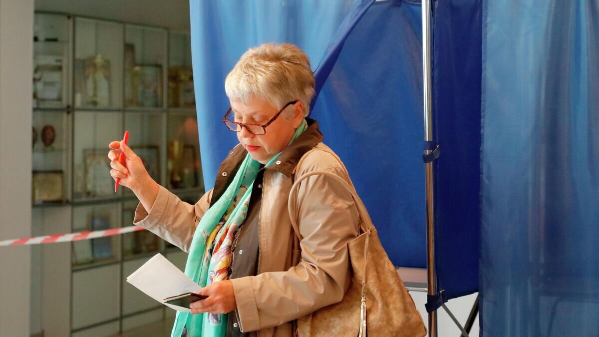    Женщина голосует на референдуме на избирательном участке в поселке Дубовое Белгородского района© РИА Новости / Антон Вергун
