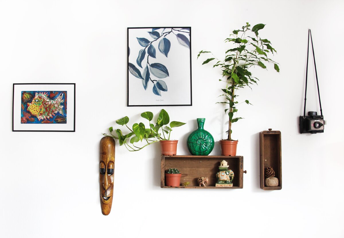     Одноногий стол, миниполка и еще 7 лайфхаков для маленькой квартиры от тиктокеров